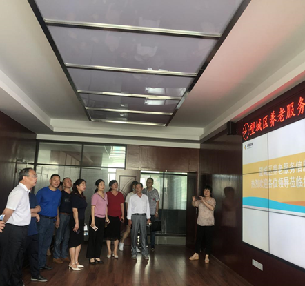 長沙、湘潭市人大調(diào)研發(fā)展養(yǎng)老公司雷鋒路社區(qū)居家養(yǎng)老服務(wù)中心